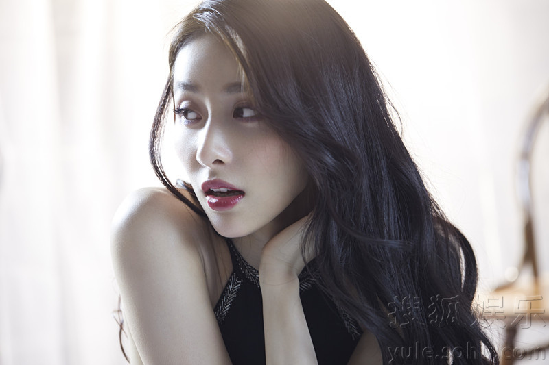 贾青最新魅力写真大片 散发气质优雅女人味