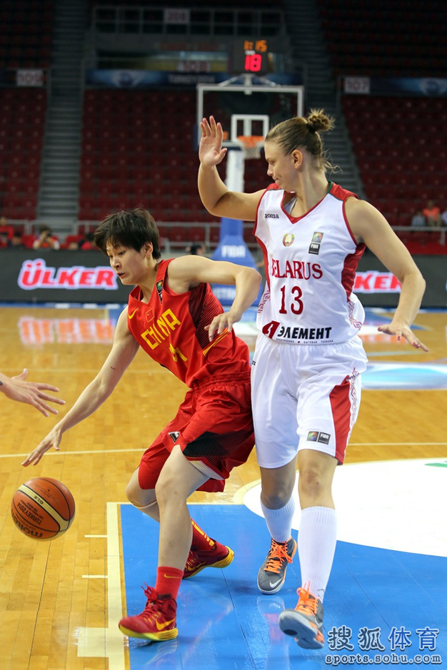 高清图:中国女篮VS白俄罗斯争八 邵婷疯狂突破