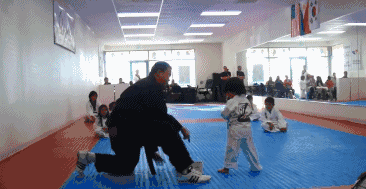 美国三岁萌宝跆拳道考级新招式萌翻天