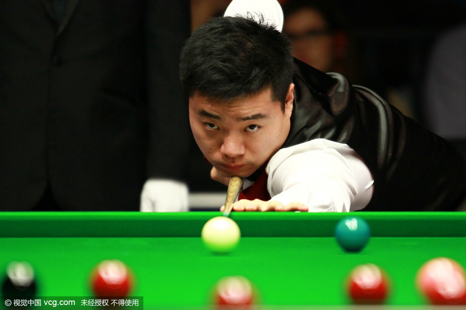 高清图:丁俊晖轰147挥拳庆祝 握手告别不留憾