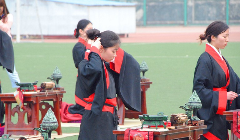 西安高校文化节举办<em>成人礼</em> 学生男扮<em>女装</em>起舞