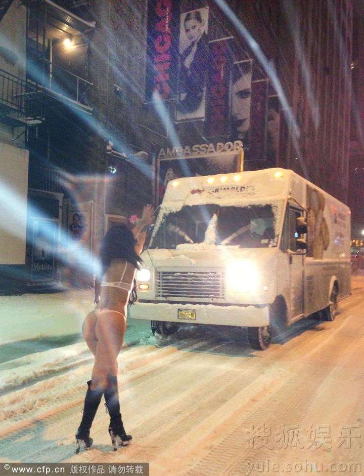 【转载】 巴西超模站街头迎风雪秀翘臀 穿比基尼火辣十足