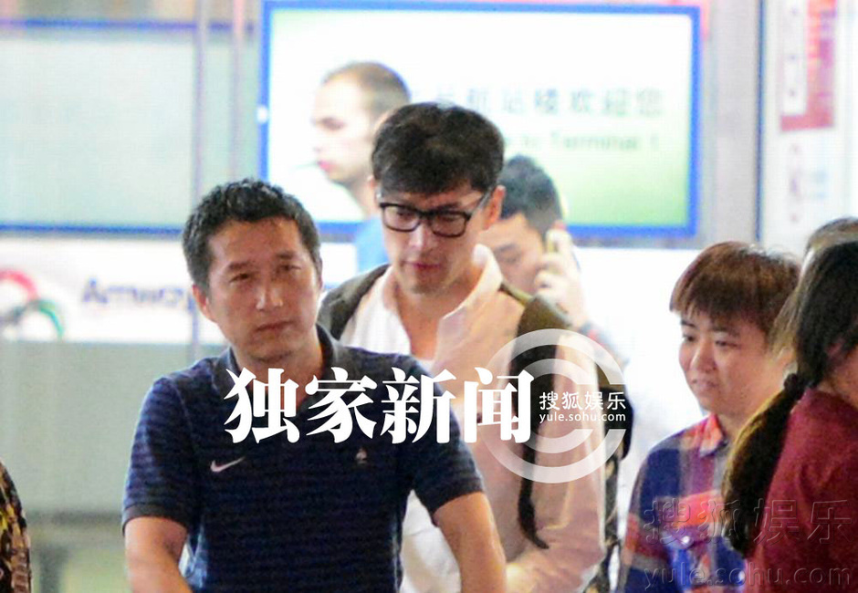 独家:胡歌与助理回京 车边与朋友聊天