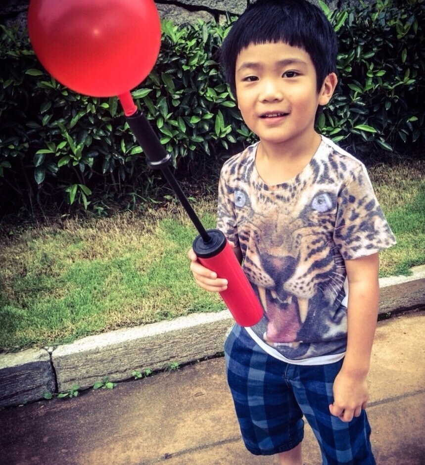 曹格晒儿子Joe可爱呆萌照 被封暖男6818227