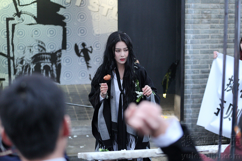  张馨予 新剧遭人设计 被扔鸡蛋  头挂菜叶砸青脸