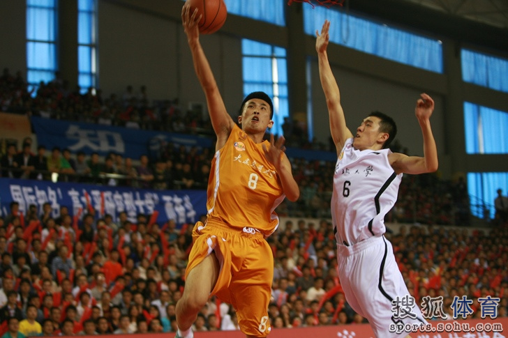 高清:新疆男篮主帅观战cuba 东北大学主场获胜