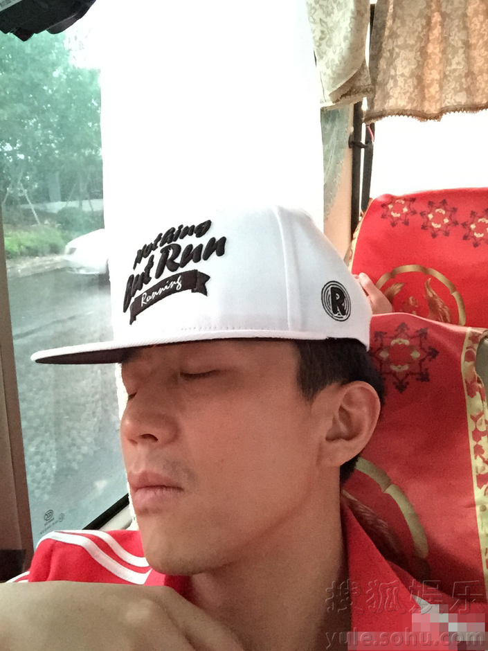 跑男睡姿大赏!陈赫躺地姿势怪异 鹿晗萌萌哒