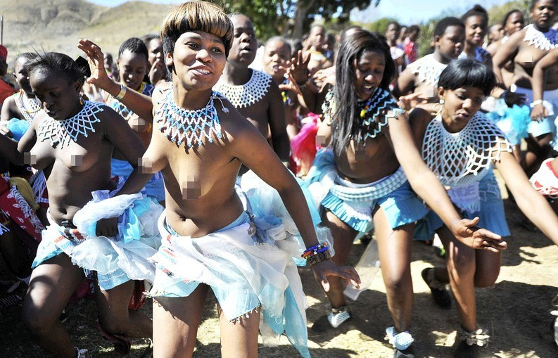 男人福利 芦苇节<em>南非少女</em>裸上身跳舞546902