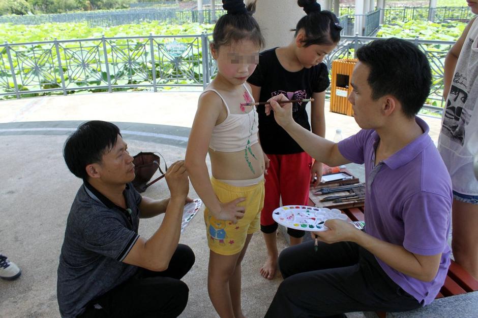 人体彩绘画荷花引发争议5069327-教育<em>图片</em>库