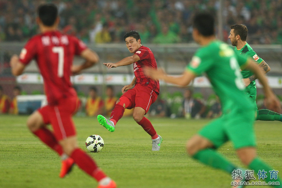 高清图:国安0-0战平上港 杨智神勇扑点激情怒吼