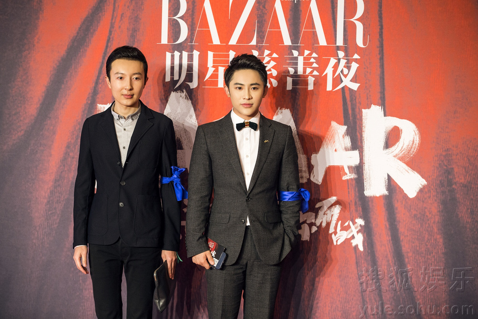 马锐黑色正装亮相芭莎慈善夜 笑容亲切彬彬有