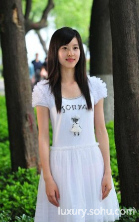 <em>奶茶妹妹身世</em>起底:父亲总裁 在清华陷陪睡门?