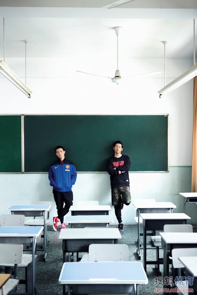 高清:申花球衣细节展示 模特王大雷演蓝色魅力