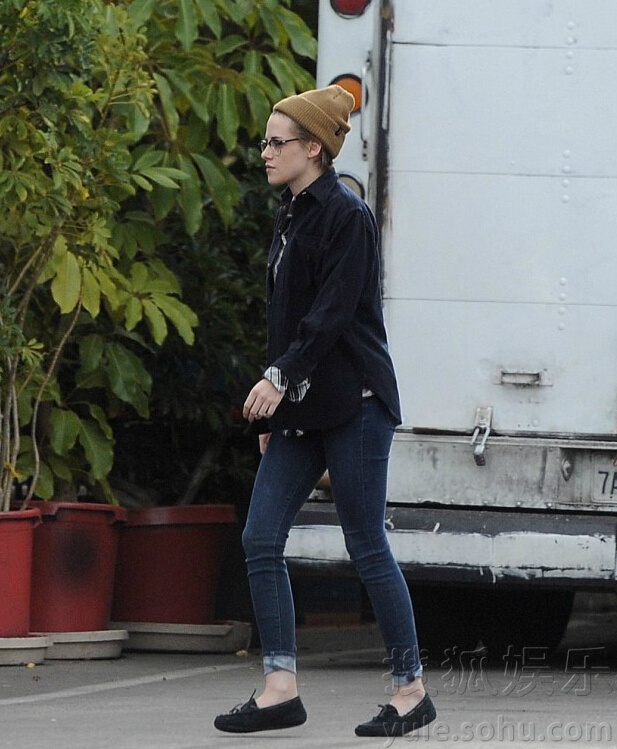 斯图尔特与绯闻女友逛街 一起喝果汁十分要好