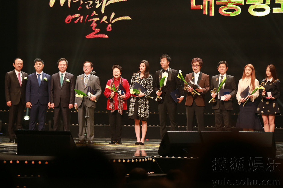  全智贤获总统表彰  JYJ入伍期间出席颁奖礼 - 粉