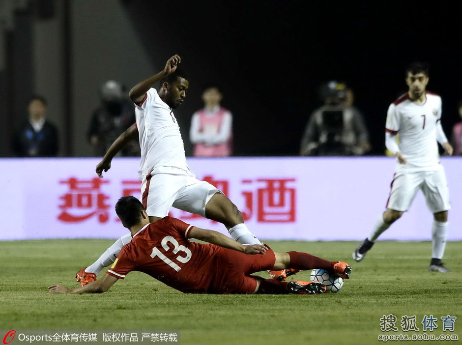 高清: 中国男足 主场迎战卡塔尔 赵明剑拼抢积极