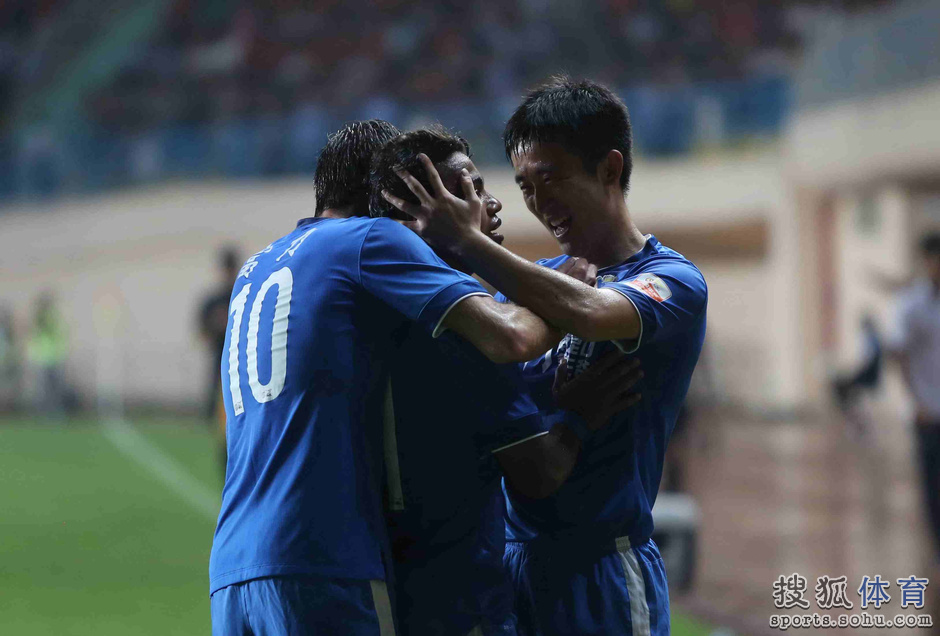 高清图:恒大2-1客胜富力 邹正贡献绝杀疯狂庆祝