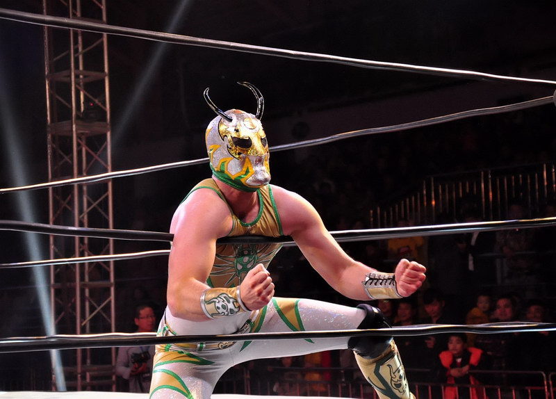 WWN美国职业摔角中国赛 猛男靓女拳拳肉搏(