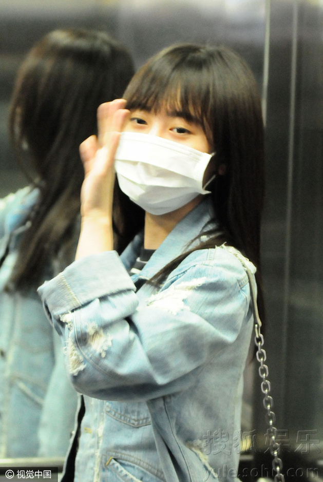 鞠婧祎口罩遮面素颜清纯 遭粉丝围挥手道别84