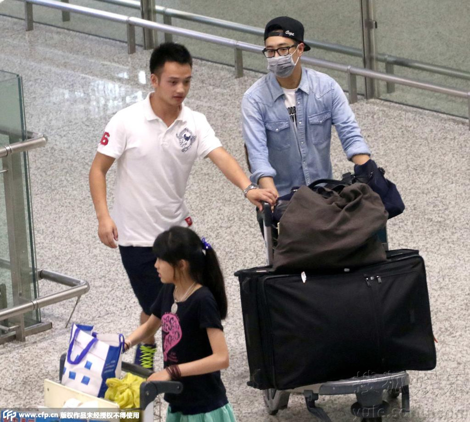 潘玮柏现身无人识 与文章马伊琍同出门无交流