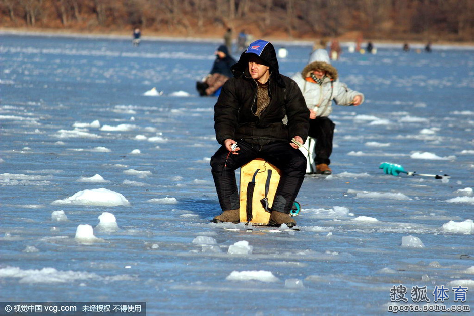 俄罗斯边疆地区民众凿冰钓鱼 全副武装信心满