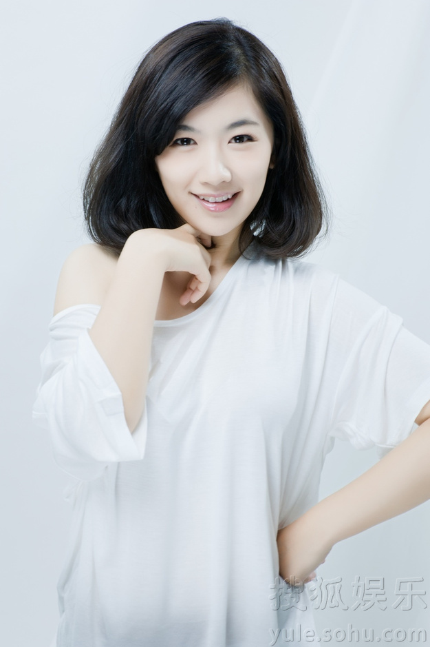 李明珠推出清新写真组图 白色唯美如女神
