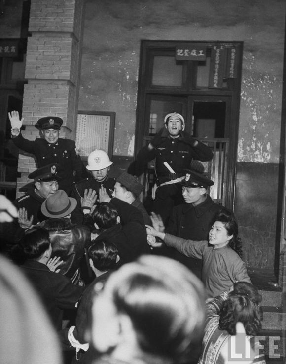 上海市政府颁布"禁舞令"后,1948年,28家舞厅的舞女到上海社会局并将