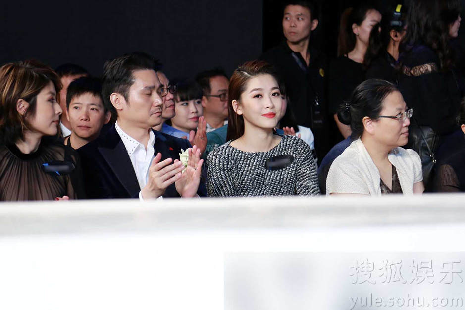 周丽淇出席活动 与宋承宪“情侣装”很登对
