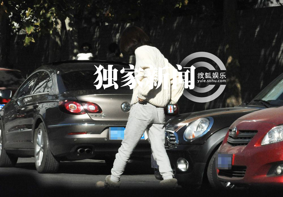 独家:张亮妻子寇静素颜出街 独去大众浴池洗澡