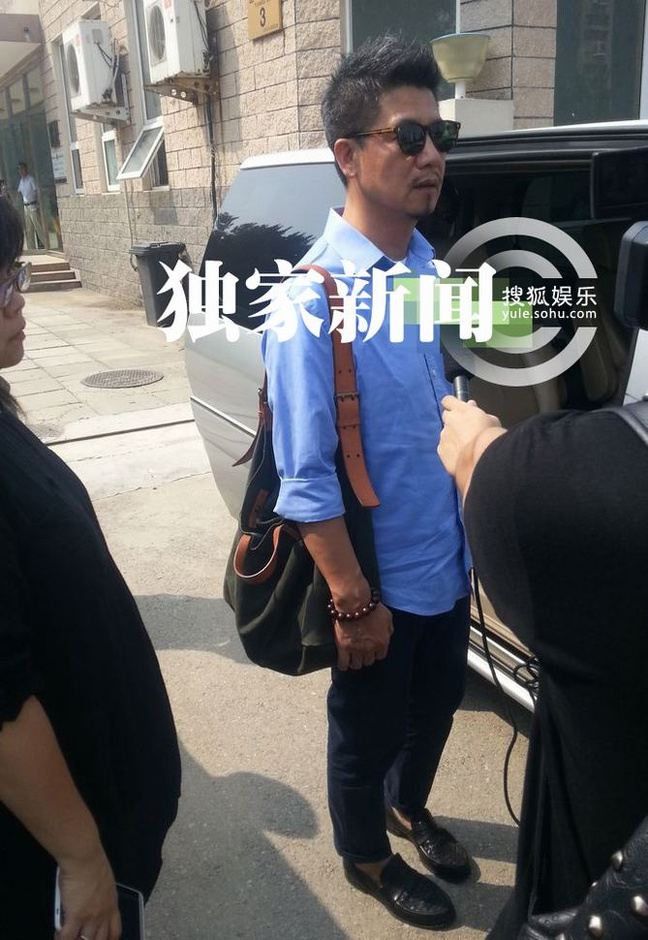 独家:柯震东家人现身北京拘留所 探视柯震东7