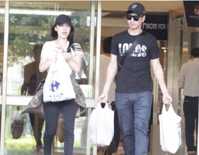 高圆圆赵又廷逛卖场 牵手秀恩爱甜蜜喂食冰淇