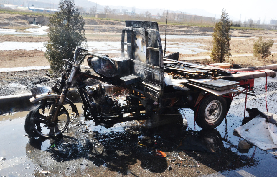 三轮摩托车行驶起火 油箱被烧毁未有伤亡8309