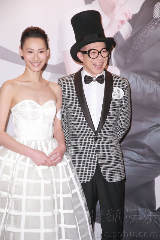 梁洛施低胸白裙纯美 挂念宝宝赶回家相陪6679