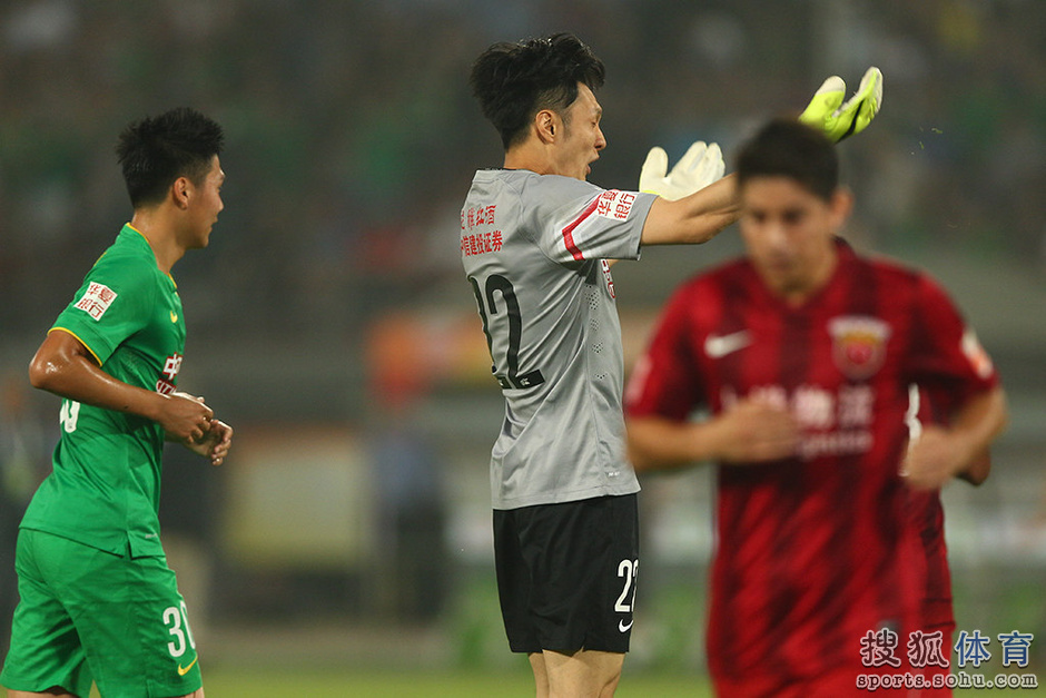 高清图:国安0-0战平上港 杨智神勇扑点激情怒吼