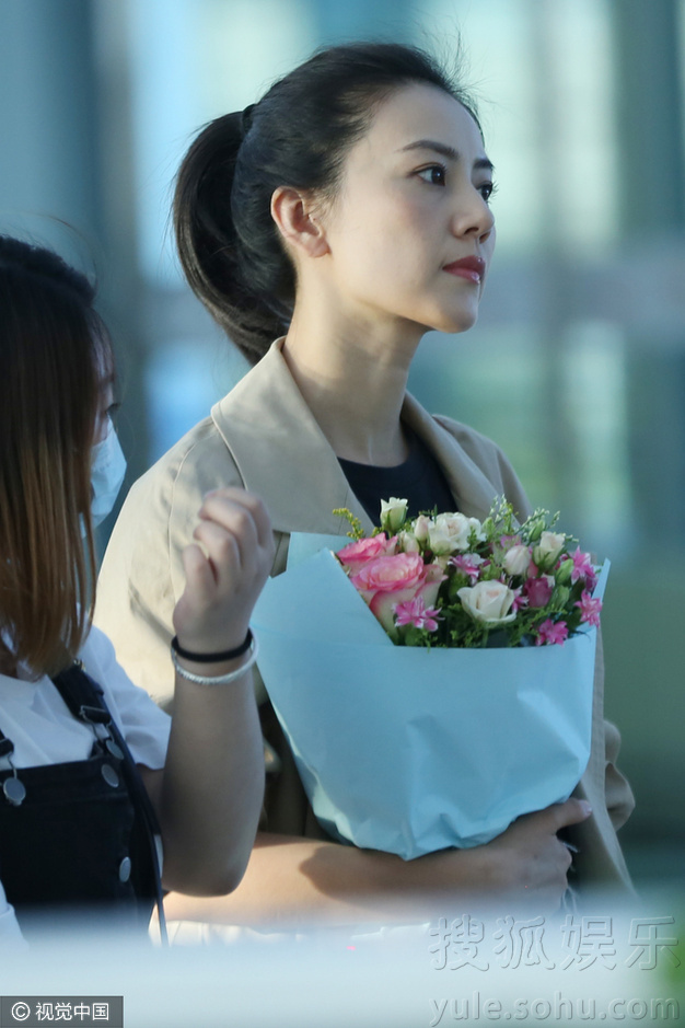 人比花娇！高圆圆穿衣显干练 怀抱鲜花心情好(图)