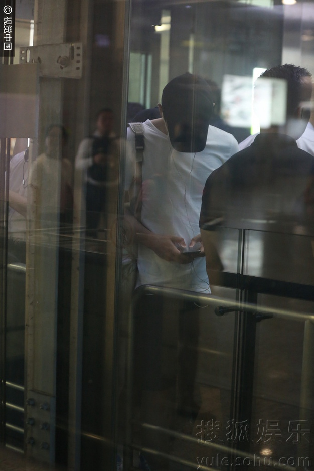 现真身!邓伦被曝与金晨恋爱后机场玩快闪8651