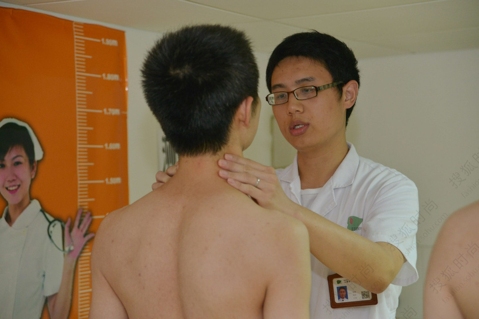 实拍上海夏季征兵现场 <em>男大学生穿内裤体检</em>67