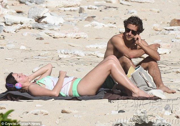 打雷姐情陷时尚摄影师 海边忘情热吻抚摸