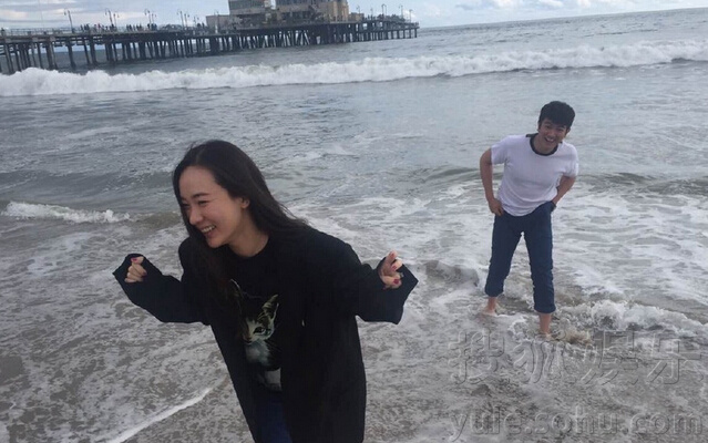霍思燕与杜江玩躲海浪 娇嗔老公太笨弄湿裤子
