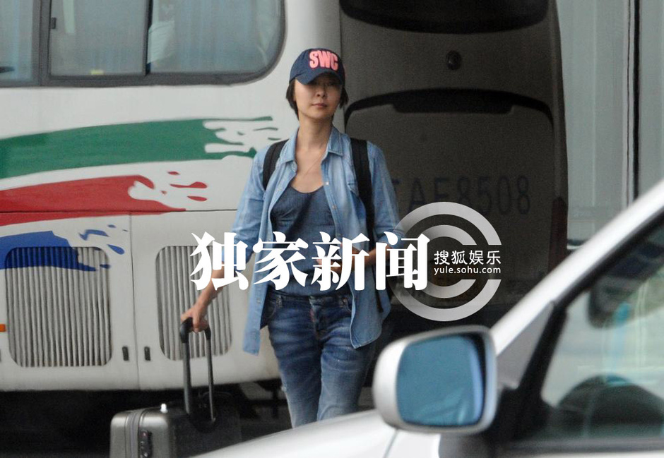独家:柯蓝托大件行李回京 男子接机同返公寓