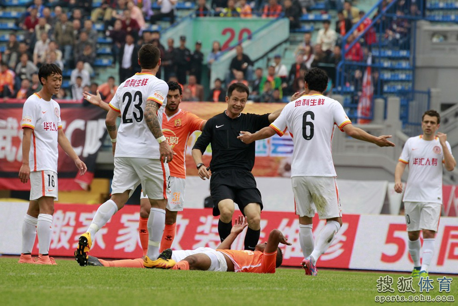 高清:人和绝杀卓尔狂庆祝 耶拉维奇周燎起冲突