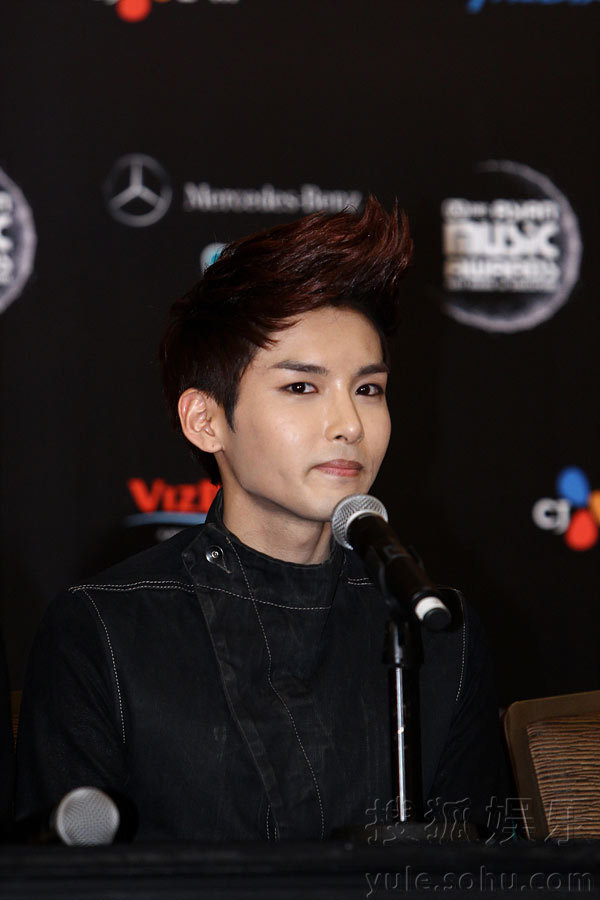 <em>少女时代2NE1</em>同台竞艳 SJ引爆MAMA记者会_