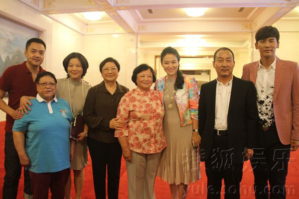 《邓小平》央视首播 沈傲君观片花感动落泪70