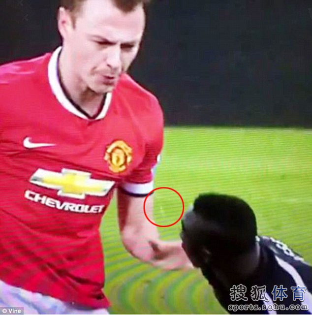 恶心!两悍将互吐口水 逃裁判法眼恐遭追罚(图)