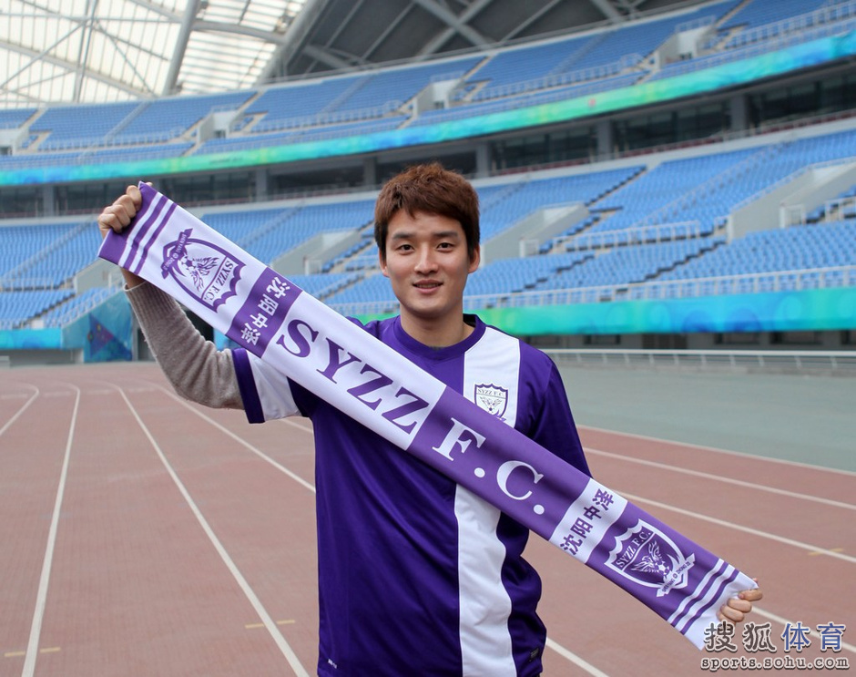 清:金泰橪签约沈阳中泽 戴围巾展示球队队服6