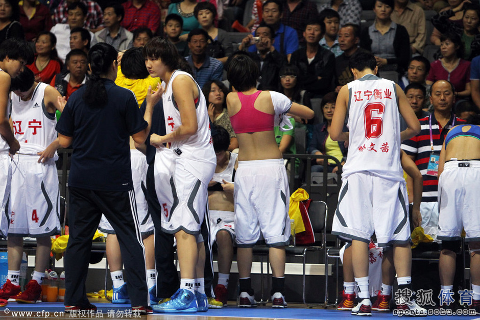 高清:U18<em>女篮</em>当着观众换<em>衣服</em> 辽宁姑娘霸气外