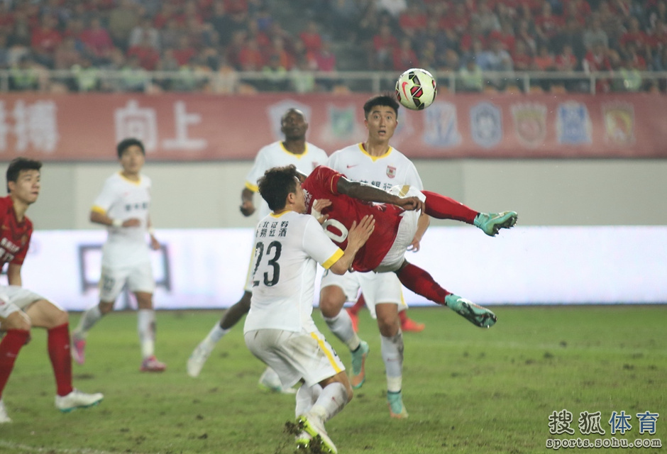高清:高拉特造乌龙击掌卡帅 马祖攻破恒大指天