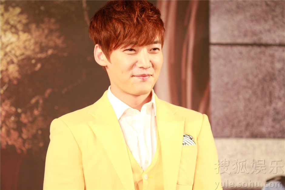 张赫张娜拉出席《命中注定我爱你》记者会68