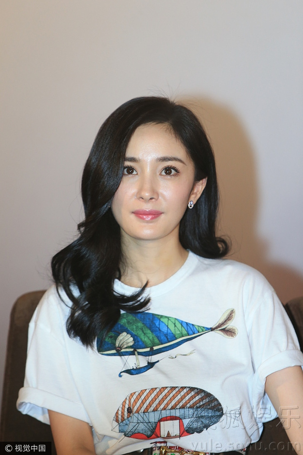 杨幂带病跑宣传 卡通T配短裙少女感依旧