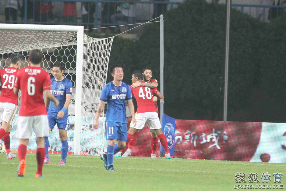 高清图:恒大2-1客胜富力 邹正贡献绝杀疯狂庆祝